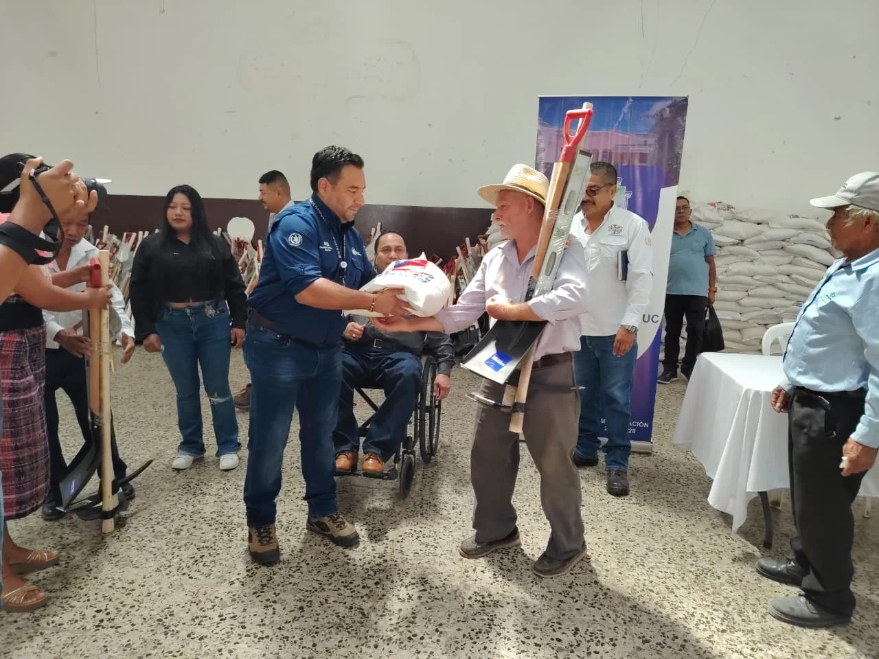 EL MINISTERIO DE DESARROLLO SOCIAL -MIDES- BENEFICIA A FAMILIAS DE SAN PEDRO AYAMPUC CON KITS DE LABRANZA Y ARROZ